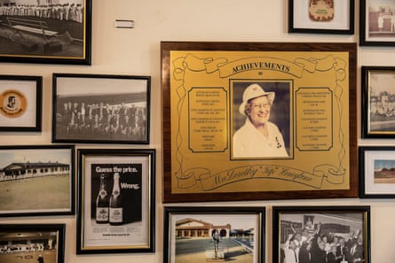Des photos sur le mur rendent hommage à l'histoire du Leichhardt Bowling Club.