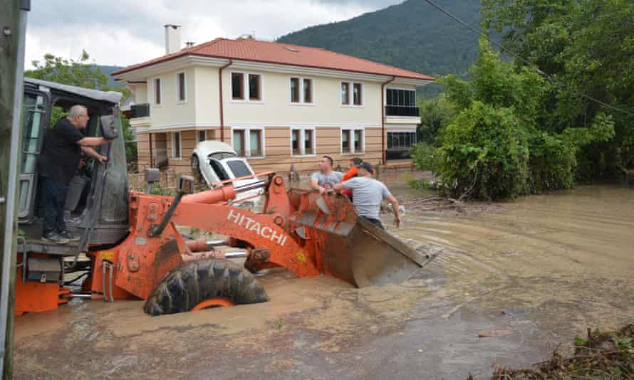 I lavoratori soccorrono le vittime dell'alluvione nel distretto di Inbolu di Kastamonu, Turchia