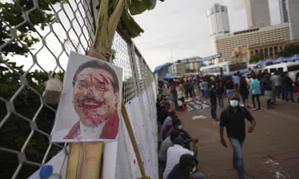 Um retrato vandalizado do ex-primeiro-ministro do Sri Lanka, Mahinda Rajapaksa