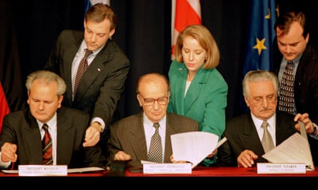 Milošević, Izetbegović and Tudjman sign the Dayton agreement