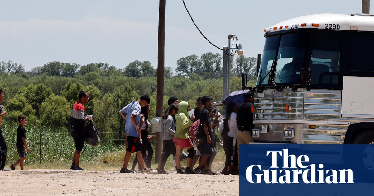 Fifth bus of asylum seekers arrives in Los Angeles from Texas