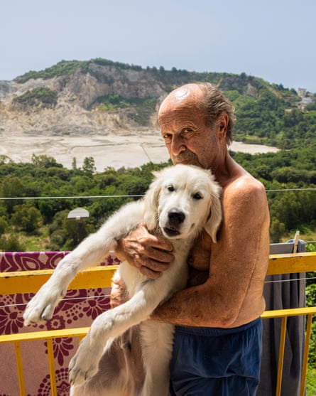 Francesco Cammarota con il suo cane Lucky sul balcone della sua casa di Pozzuoli.