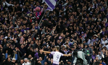 Toulouse fans celebrate after Thijs Dallinga scored their second goal