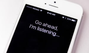 Un iPhone con Siri de trabajo en la pantalla