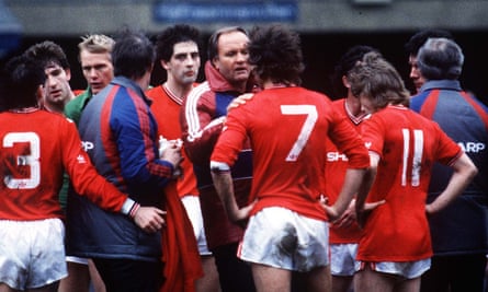 Ron Atkinson instructs his players during extra-time at Goodison Park