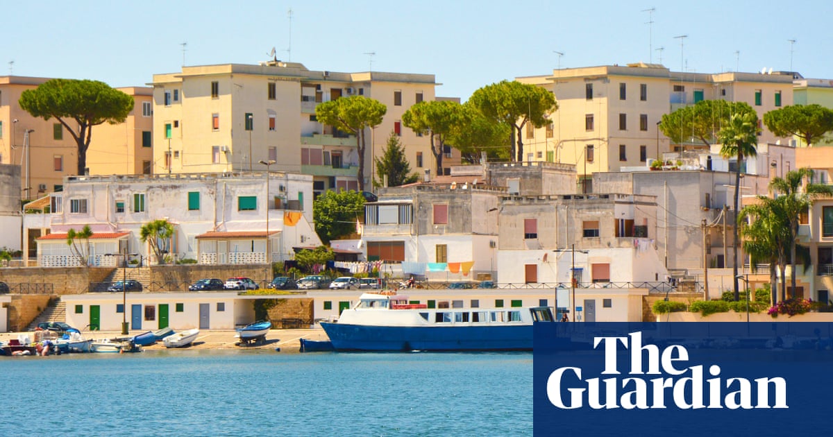 Italy More Than 50 000 Evacuated In Brindisi After Ww2 Bomb Found World News The Guardian