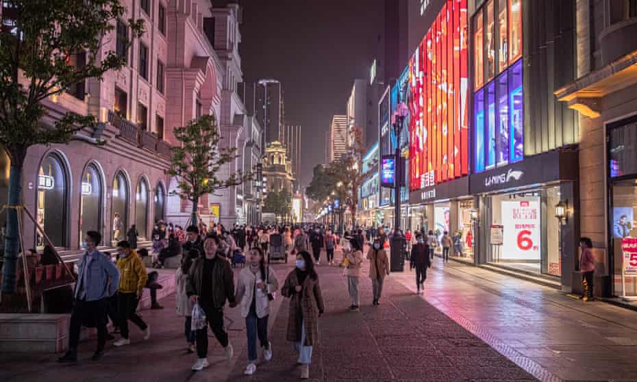 Oameni pe o stradă comercială din Wuhan pe 28 decembrie.