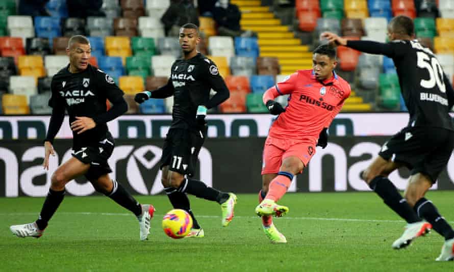European roundup: Juventus complete comeback in 4-3 win over Roma | European club football 2 Luis Muriel (second right) finds space inside the Udinese box to score.