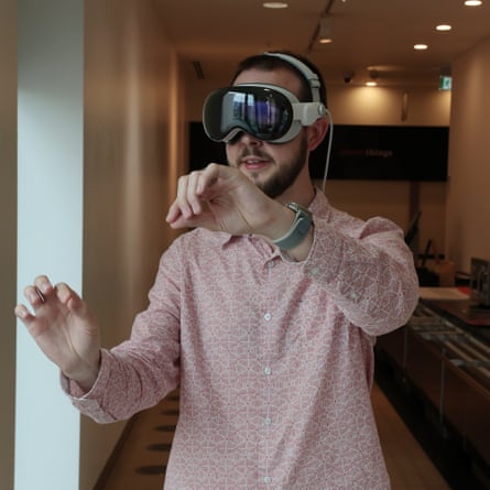 Hand gestures being used to manipulate objects in the Apple Vision Pro.