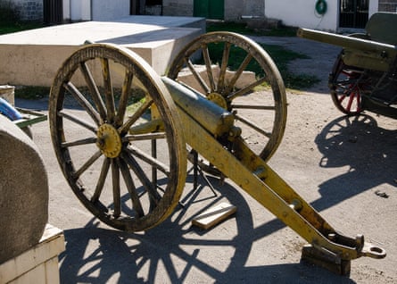 Cannon painted yellow