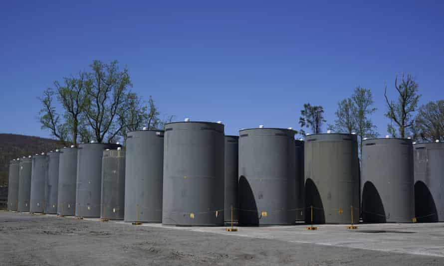 Los barriles secos, que contienen conjuntos de combustible gastado, se almacenan en Indian Point Energy Center.