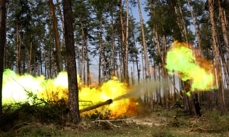 Ukrainian troops fire from the frontline in the Lyman area