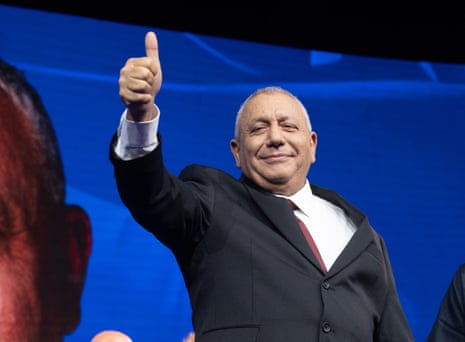 Gadi Eisenkot gives a thumbs up and smiles at an election night rally