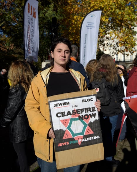 Marcha por la paz por Palestina Rachel Solnick, estudiante de doctorado de 37 años, sostiene un cartel que pide 