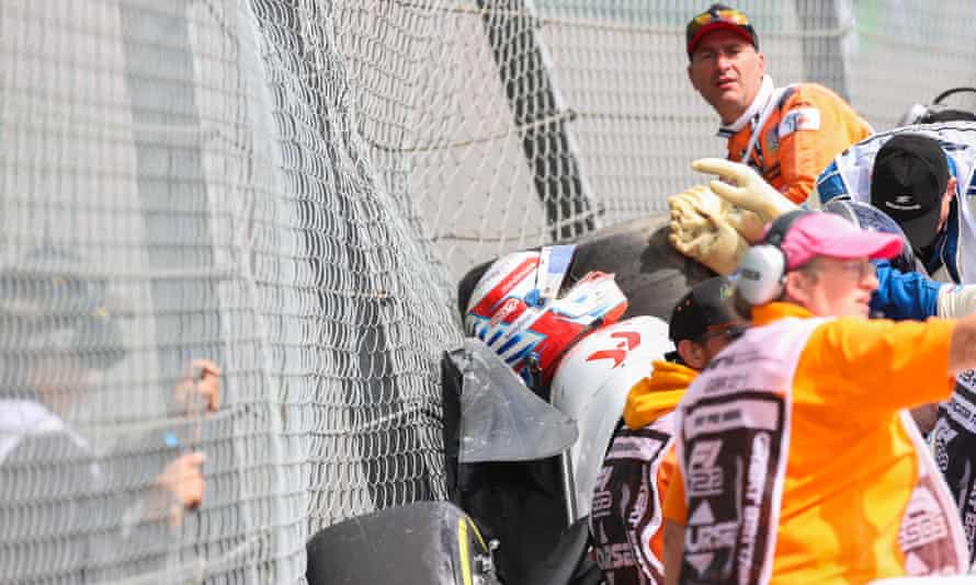 تم إخراج تشو من سيارته بعد الحادث