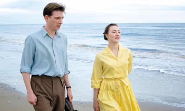 Domhnall Gleeson (izquierda) y Saoirse Ronan en una escena de la adaptación cinematográfica de la novela Brooklyn de Colm Tóibín.