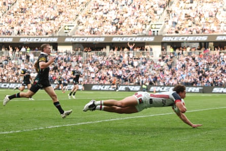 Nawaqanitawase dives to score a try against the Panthers