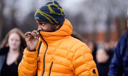 Frank Ocean di Arc'teryx di pekan mode Paris, memodelkan gaya 'gorpcore'.