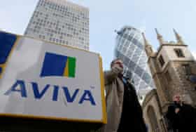 Pedestrians walk past an Aviva logo outside the company’s head office in the city of London, Britain, March 5, 2009. REUTERS/Stephen Hird/File Photo
