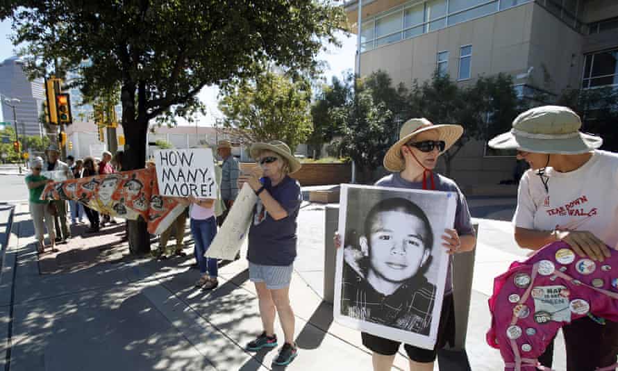 Supporters from a number of humanitarian groups gather at a vigil for border shooting victim José Antonio Elena Rodríguez in front of the federal courthouse in Tucson, Arizona on 9 October 2015.