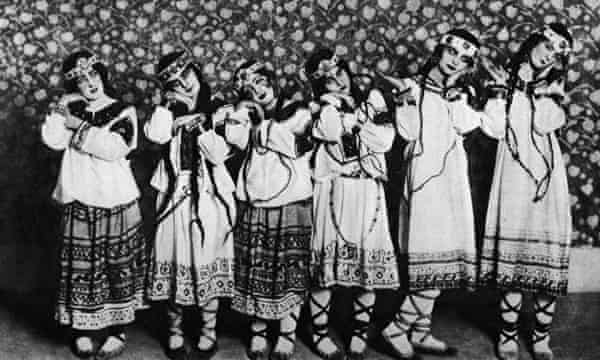 1913年、パリのシャンゼリゼ劇場でディアギレフが演出した「春の祭典」でのバレエ・リュスの演技。