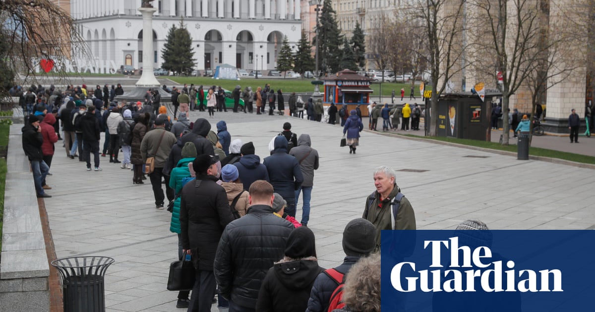 Timelapse shows hundreds of Ukrainians queueing to buy stamp honouring Snake Island defiance – video