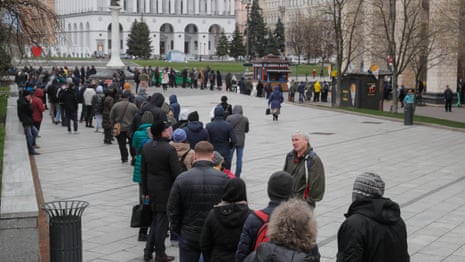 Timelapse shows hundreds of Ukrainians queueing to buy stamp honouring Snake Island defiance – video