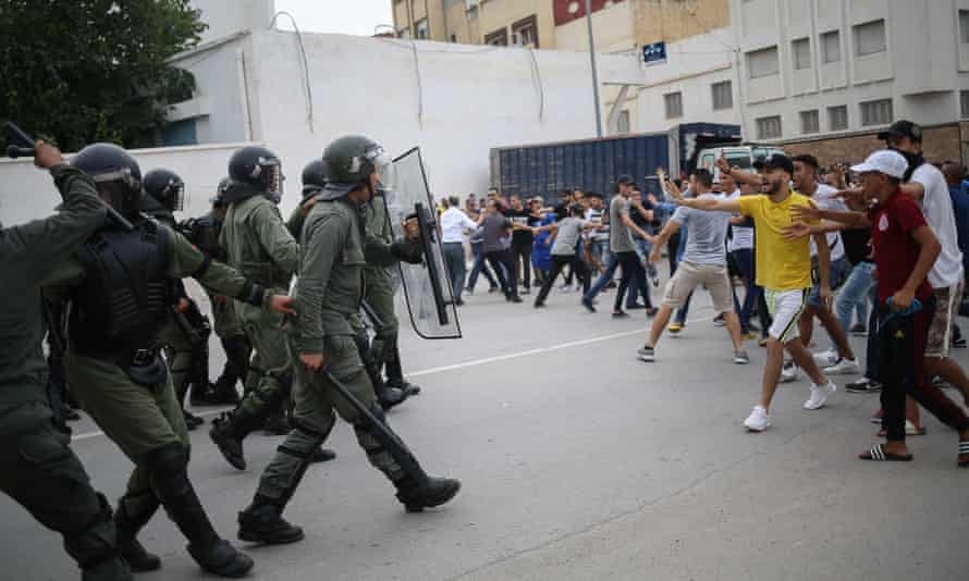 Riot police face protesters in Hoceima.