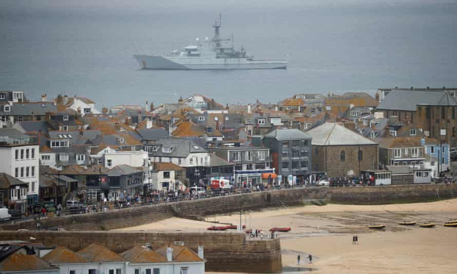 Se muestra un barco de la Royal Navy cerca de St Ives, mientras se realizan los preparativos de seguridad para la cumbre de líderes del G7, en Cornualles.