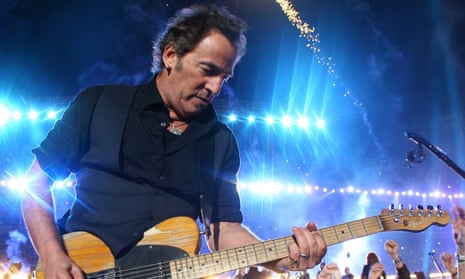 bruce springsteen all dressed up in blue Bruce Springsteen's 1985 track, Glory Days, is about as Bruce Springsteen-y as it gets. All-American imagery, pretty women, a little bit of booze, a certain devil-may-care je ne sais quoiit's the kind