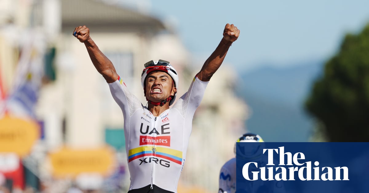 Giro d’Italia: Narváez storms past Mas for third win as Eulálio keeps pink jersey