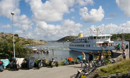 Ferry from Saltholmen arrives at Branno Rodsten