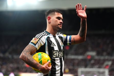 Bruno Guimarães waving to Newcastle fans