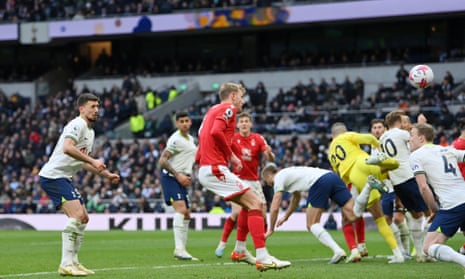 Com menos um, Tottenham segura vitória no terreno do Nottingham Forest