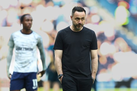 Roberto De Zerbi watches the warm up kick-off.