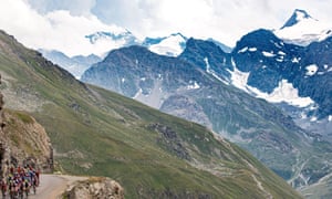 The riders power on during the spectacular 19th stage to Tignes.