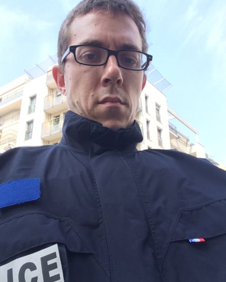 A selfie of Valendin Gendrot in his police uniform