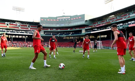 Các cầu thủ Liverpool khởi động tại Fenway Park ở Boston trước trận giao hữu trước mùa giải với Sevilla.