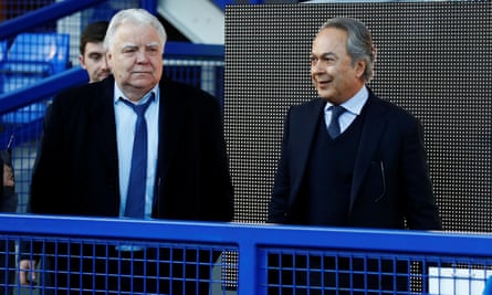 Le président d'Everton Bill Kenwright et le propriétaire Farhad Moshiri arrivent pour un match contre Arsenal en décembre 2019.