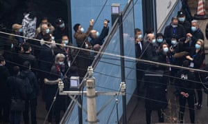 Miembros del equipo de investigación de la Organización Mundial de la Salud visitan el mercado de mariscos de Huanan el 31 de enero de 2021 en Wuhan, China.