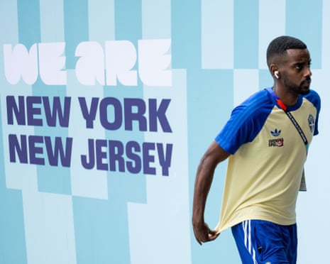 Alexander Isak walks into the stadium.