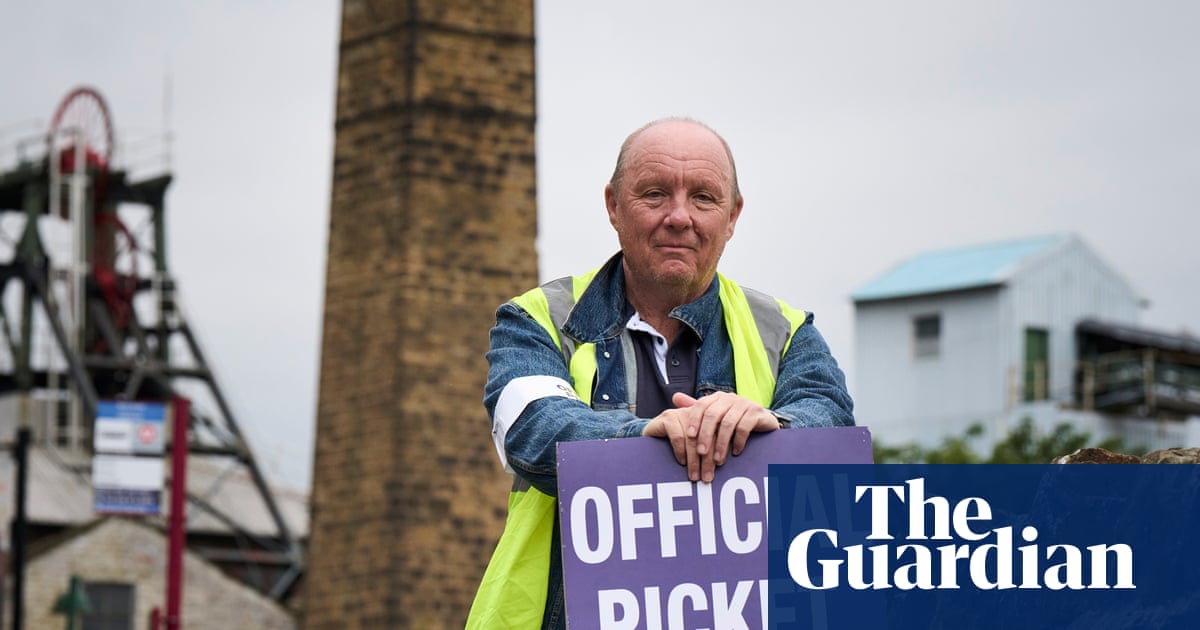 Miners from 1980s strikes return to picket line at mining museum