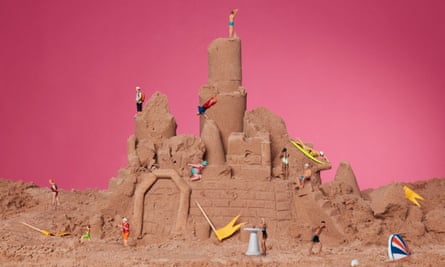 Liburan musim panas dengan fitur Sandcastle. Desain Set: Hattie Newman