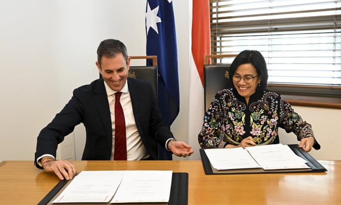 Australian treasurer Jim Chalmers (L) and Indonesian finance minister Sri Mulyani Indrawati sign a Memorandum of Understanding (MoU) at Parliament House in Canberra, 19 September 2022.