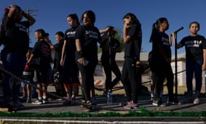 Los niños del club de boxeo Sparta, donde Andy Ruiz Jr comenzó su carrera, se alinean para saludar al campeón en su desfile.