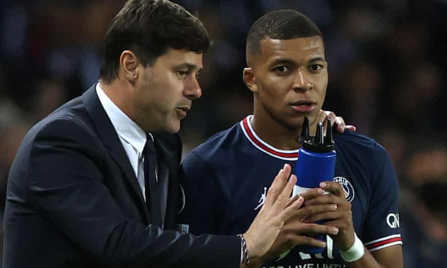 Mauricio Pochettino directs Kylian Mbappé