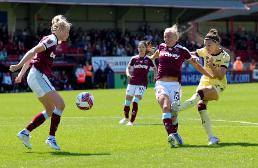 Chelsea pip Arsenal to WSL title on dramatic final day – live reaction! | Women's Super League 5 Stephanie Catley scores the second for Arsenal. It looks they will fall just short in the title race.