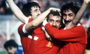 Alan Kennedy celebra el gol del triunfo del Liverpool contra el Real Madrid en la final de la Copa de Europa de 1981, con David Johnson (izquierda) y Terry McDermott.