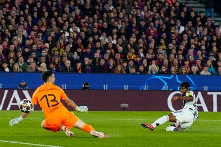 Anthony Elanga fires past Joan García, the Barcelona goalkeeper, to make it 1-1