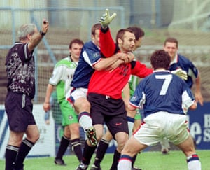 El portero de Carlisle, Jimmy Glass, celebra anotar el gol de la victoria para mantenerlos en la liga en 1999